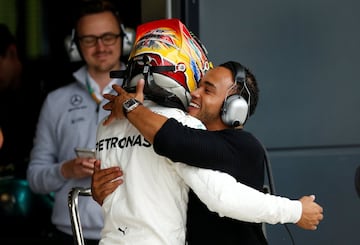 Nicolas Hamilton abraza a su hermano tras la Q2.