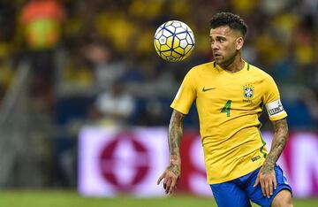 Dani Alves ha perdido regularidad en el PSG, pero su experiencia es importante para Brasil. El lateral ya está terminando su carrera y qué mejor que con la Copa América en Brasil.