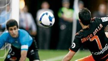 <b>NUNCA FALLA. </b>David Villa aprovechó el rechace de Riesgo tras un cabezazo previo de Mata para firmar el empate.