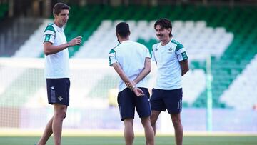 Bellerín dialoga con Edgar y Juanmi.