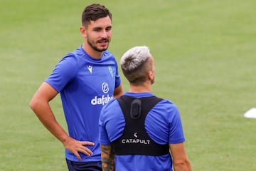 El central ya debutó la temporada pasada en primera con el Madrid. Este año quiere consolidarse en la máxima categoría. Jugó sus primeros minutos con el Cádiz frente al Levante en el Nuevo Mirandilla. No tendrá fácil la titularidad, pero en La Fábrica confían en la progresión del central que tuvo gran importancia en el esquema con Raúl González de entrenador y que es internacional sub-19. 