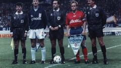 Los capitanes Vicente, del Celta, y Pardeza, del Zaragoza, posan junto al trío arbitral encabezado por el colegiado andaluz López Nieto en la final de la Copa del Rey de 1994.