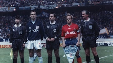 Los capitanes Vicente, del Celta, y Pardeza, del Zaragoza, posan junto al trío arbitral encabezado por el colegiado andaluz López Nieto en la final de la Copa del Rey de 1994.