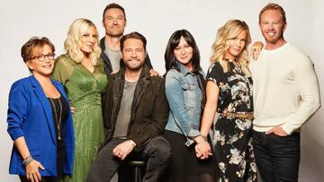 Los actores de &#039;Sensaci&oacute;n de vivir&#039; (&#039;Beverly Hills, 90210&#039;) en una imagen promocional del remake de la serie: Jason Priestley (Brandon), Jennie Garth (Kelly), Ian Ziering (Steve), Gabrielle Carteris (Andrea), Brian Austin Green (David), Tori Spelling (Donna) y Shannen Doherty (Brenda)