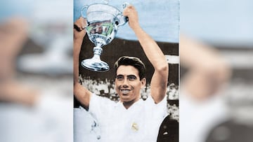 Manolo Santana alza el trofeo de campe&oacute;n de Wimbledon el 1 de julio de 1966 con el escudo del Real Madrid en el polo.
