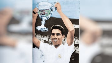 Manolo Santana alza el trofeo de campeón de Wimbledon el 1 de julio de 1966 con el escudo del Real Madrid en el polo.