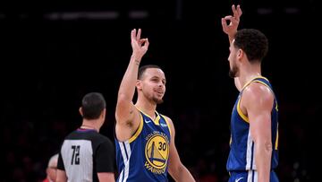 LOS ANGELES, CALIFORNIA - JANUARY 21: Stephen Curry #30 of the Golden State Warriors celebrates with Klay Thompson #11 during a 130-111 win over the Los Angeles Lakers at Staples Center on January 21, 2019 in Los Angeles, California. NOTE TO USER: User expressly acknowledges and agrees that, by downloading and or using this photograph, User is consenting to the terms and conditions of the Getty Images License Agreement.   Harry How/Getty Images/AFP
 == FOR NEWSPAPERS, INTERNET, TELCOS &amp; TELEVISION USE ONLY ==