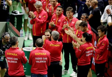 Rafa Nadal con sus compañeros de equipo durante un homenaje a su carrera en la que ha sido sus despedida del tenis profesional.