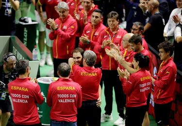 Rafa Nadal con sus compañeros de equipo durante un homenaje a su carrera en la que ha sido sus despedida del tenis profesional.