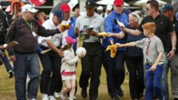 FANS DE TODAS LAS EDADES. Tiger Woods firma aut&oacute;grafos a los aficionados que fueron a verle jugar durante su vuelta de pr&aacute;cticas en el Royal Liverpool, sede del British. 
 