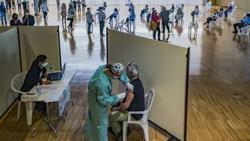 31 March 2021, Spain, Santander: A health worker administers the AstraZeneca vaccine to a patient during the COVID-19 vaccination campaign. Photo: Celestino Arce Lavin/ZUMA Wire/dpa
 Celestino Arce Lavin/ZUMA Wire/d / DPA
 31/03/2021 ONLY FOR USE IN SPAIN