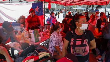 Santiago, 11 de noviembre de 2021.
 Vendedores ambulantes protestan frente a la municipalidad de Santiago por el otorgamiento de permisos para el comercio no establecido
 
 Dragomir Yankovic/Aton Chile