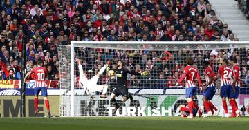 Atlético de Madrid 0-1 Real Madrid | Kroos colgó el balón desde el córner, Ramos remató forzado de cabeza y Casemiro aprovechó que estaba totalmente solo para rematar de chilena y batir a Oblak. 