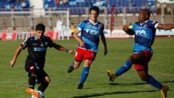 Manuel Villalobos maneja el bal&oacute;n ante Renter&iacute;a en el cl&aacute;sico nortino entre San Marcos e Iquique.