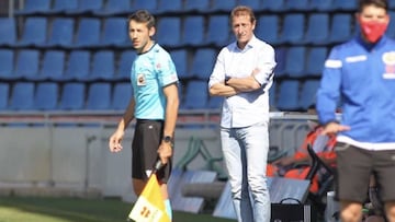 Luis Miguel Ramis, entrenador del CD Tenerife, durante un partido de LaLiga SmartBank.