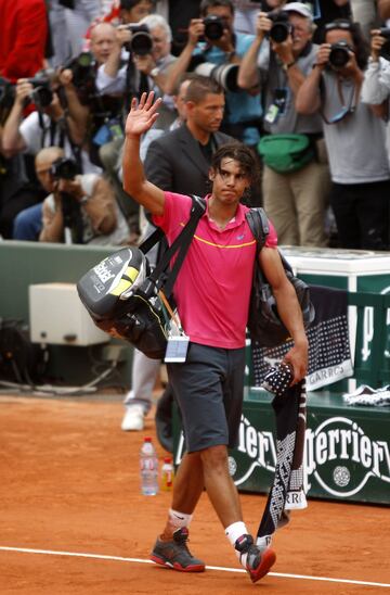 Nadal hincó por primera vez la rodilla en Roland Garros. Fue en octavos y ante Soderling (6-2, 6-7 (2), 6-4 y 7-6 (2)), el único que le ha derrotado allí junto con Djokovic. Los aficionados franceses, que aún no se habían rendido al balear y estaban hartos de triunfos españoles en su torneo, celebraron la victoria del sueco sin pudor. “Nadie creía que pudiera ganarle”, recordó Soderling. Rafa arrastraba una tendinitis en las rodillas que le hizo perderse Wimbledon. Federer ganó por fin en París.