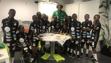 Benjamín, de gira por España con su equipo de niños.