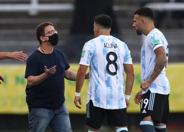 Agentes brasile?os interrumpen el partido.