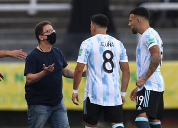 Agentes brasileños interrumpen el partido. 