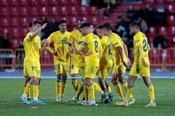 Fabio es animado por sus compañeros tras fallar el penalti.