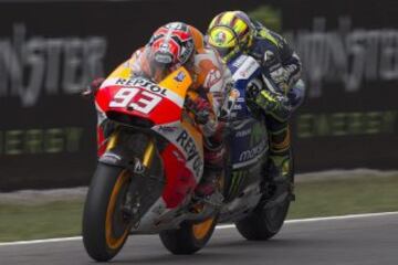 El piloto español Marc Márquez (i), del equipo Repsol Honda Team, con el piloto italiano Valentino Rossi (d).