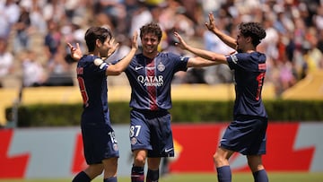 Soccer Football - FIFA Club World Cup - Group B - Paris St Germain v Atletico Madrid - Rose Bowl Stadium, Pasadena, California, U.S. - June 15, 2025 Paris St Germain's Lee Kang-in celebrates scoring their fourth goal from the penalty spot with Joao Neves and Vitinha REUTERS/Daniel Cole