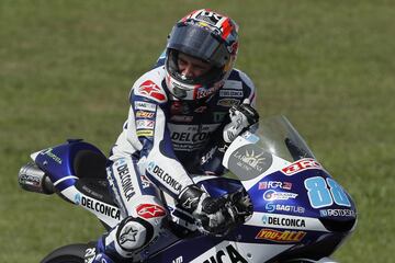 El piloto madrileño de Moto3, Jorge Martín, celebra la victoria en el Gran Premio de Sepang celebrado en el circuito de Sepang que le otroga como campeón mundial. 