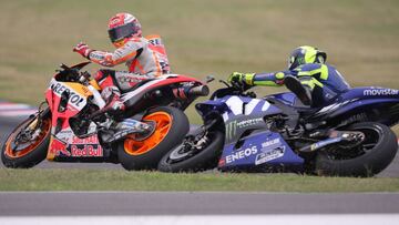 Marc Márquez mira a Rossi tras tocar su moto en Termas de Río Hondo.