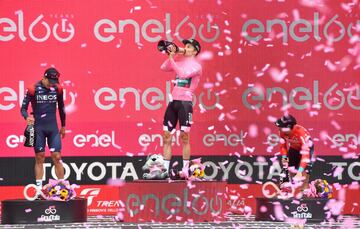 Richard Carapaz, Jai Hindley y Mikel Landa en el podio final del Giro.