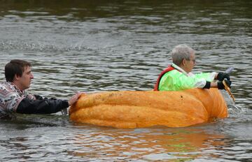 Un grupo de participantes compiten durante la Pumpkin Regatta, una carrera anual de relevos de botes realizados en calabazas gigantes, en la ciudad belga de Kasterlee, Bélgica.