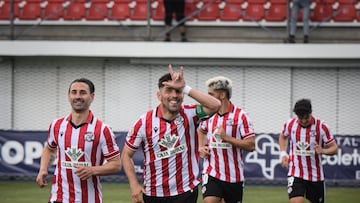 Carlos Ramos, jugador del Zamora, celebra el gol de la victoria ayer en Ourense.