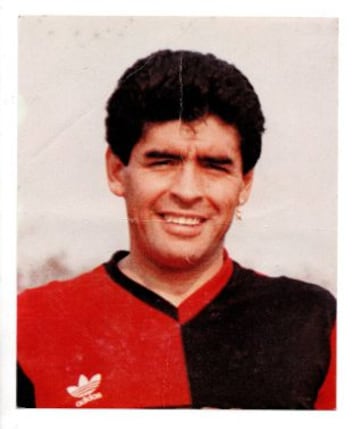 En 1993, Maradona fichó por Newells Old Boys, en un claro retroceso en su carrera que ya se estaba empañando por la situación dle volante con el consumo de drogas. En el cuadro rojinegro, solo jugó 5 partidos, y no anotó.