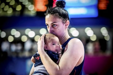 Tuvo a su hijo (Mateo David) tres meses y medio antes del Eurobasket de 2019, pero no dejó de preparar la cita de su país ni durante el embarazo. Dos semanas después de dar a luz, ya se estaba entrenando. La Federación serbia permitió que su marido y su hijo estuvieran con ella en el torneo, en el que consiguió la medalla de bronce. “Sabía que podía lograrlo. Desde que me enteré de que estaba embarazada sólo pensaba en tener a mi bebé y en lograr algo grande para Serbia”, aseguró entonces.