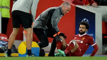 LIV05. LIVERPOOL (R.UNIDO), 04/04/2018.- El jugador Mohamed Salah (d) de Liverpool es atendido luego de sufrir una lesi&oacute;n hoy, mi&eacute;rcoles 4 de abril de 2018, durante un partido de cuartos de final entre FC Liverpool y Manchester City de la Li