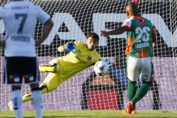 Paulo Garcés ataja el tiro penal de Víctor Sarabia, y evita el empate de Cobresal.