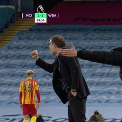 Guardiola pierde los papeles, acosa al cuarto árbitro y hasta no le deja levantar el cartelón