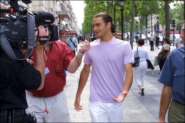 El suizo ha ido evolucionando durante su carrera. En 'Master', la biografía de Chris Clarey, se le describe en su juventud como "desordenado" y "noctámbulo". Recuerdan sus técnicos que se le olvidaba ir a entrenamientos y cuando se enfadaba rompía raquetas en Biena, el centro de entrenamiento de la Federación Suiza. Después se disciplinó, se creó una imagen propia con la coleta del inicio de su carrera, templó sus formas y ha acabado convirtiéndose en un ejemplo de educación. 