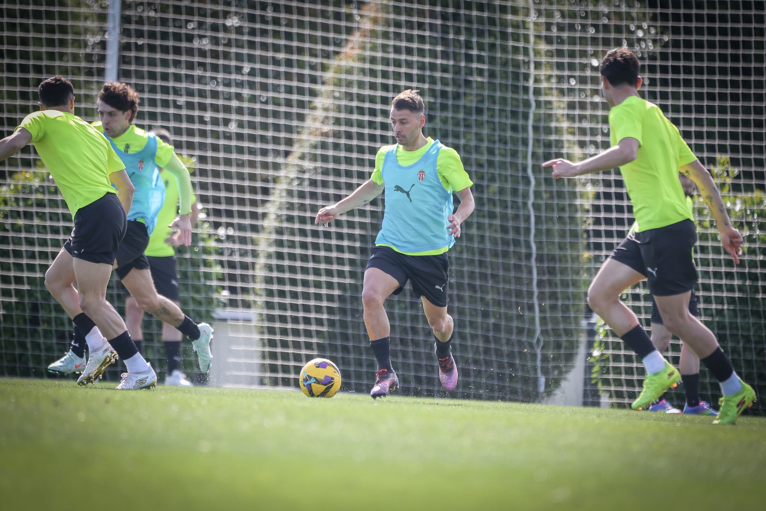 15-04-25. KEVIN VÁZQUEZ, EN EL ENTRENAMIENTO DEL SPORTING EN MAREO.