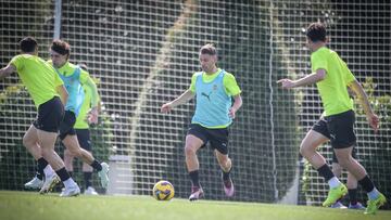 15-04-25. KEVIN VÁZQUEZ, EN EL ENTRENAMIENTO DEL SPORTING EN MAREO.