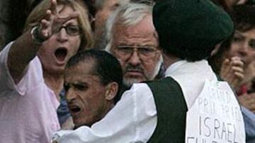 <b>ESCÁNDALO.</B> Un espectador se abalanzó sobre Vanderlei De Lima, que era líder de la carrera a pocos kilómetros para el final.