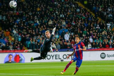 1-0. Perfecta asistencia de João Félix, el jugador portugués cuelga el balón y Raphinha conecta un gran cabezazo para superar a Aarron Escandell.