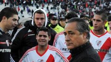 <b>DESESPERADOS. </b>JJ López, técnico de River, rodeado por sus jugadores tras consumarse el descenso.