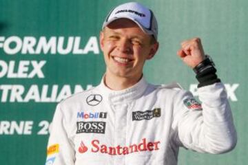 Kevin Magnussen de McLaren Mercedes celebra en el podio el tercer puesto conseguido en el GP de Australia.