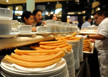 Los churros son un clásico madrileño, y en Navidad, disfrutarlos con una taza de chocolate espeso es una tradición ineludible. Alguno de los lugares más típicos son Chocolatería San Ginés, Maestro Churrero, Chocolatería 1902 o los propios puestos callejeros.