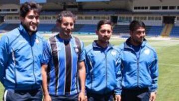 Ponce, con la camiseta de Huachipato, junto a su cuerpo t&eacute;cnico en el CAP.