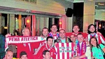 <b>FAMILIA COLCHONERA. </b>La peña Britannia, con los colores atléticos.