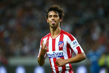 
El fichaje más caro de la historia del club, aunque ha acabado saliendo en este verano 2024 con más sombras que luces. El Atlético pagó 127,2 millones al Benfica para hacerse con el menino de oro portugués. Golden Boy, su pretemporada y la jugada en su estreno liguero contra el Getafe disparó las expectativas. Pero no consiguió tener regularidad, más allá de sus destellos. Eso sí, tuvo su papel para el título de Liga 2020-21 y su asistencia para Lodi en la remontada contra Osasuna siempre quedará en el recuerdo. Tres temporadas y media seguidas de rojiblanco (131 partidos y 33 goles) antes de que su enquistada relación con Simeone, la afición e incluso el vestuario le llevó a enlazar medio año cedido con el Chelsea y un curso en el Barcelona, marcando en los dos partidos contra el Atlético. Este verano volvió para realizar la pretemporada y despedirse definitivamente del club con destino al Chelsea.
