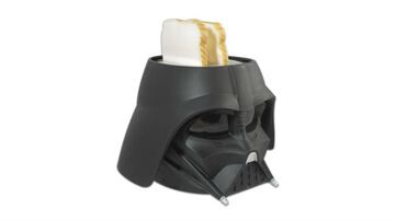 El casco de Darth Vader prepara tostadas para el desayuno