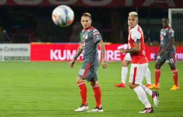 Con goles de Juan Roa, Jhon Pajoy y autogol de Eder Castañeda, Santa Fe venció al América en El Campín de Bogotá. Toma un respiro y escala en la tabla de la Liga.