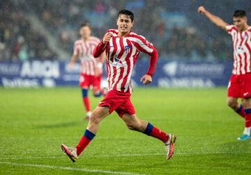 Adem¨¢s de las cesiones desde el primer equipo, varios canteranos se movieron en las ¨²ltimas fechas de mercado. Alberto Moreno, debutante en Copa bajo el mando de Simeone, tiene su oportunidad en el Linares. El lateral derecho Sergio D¨ªez, habitual en los entrenamientos del primer equipo, milita en el Recreativo. Marcos Denia, hijo del exjugador y seleccionador Sub-21 Santi Denia, crece en el Getafe B. Adri¨¢n Corral en el Racing Cantabria, ?scar Gonz¨¢lez en el Marbella, Fabi¨¢n Urzain en el UCAM Murcia, el portero Hao Li en el Cornell¨¤, Koke en el Ursaria, David Vil¨¢n en el Deportivo Fabril y Fran G¨®mez en el Inter Kashi son otros de los nombres a pr¨¦stamo fuera de casa.